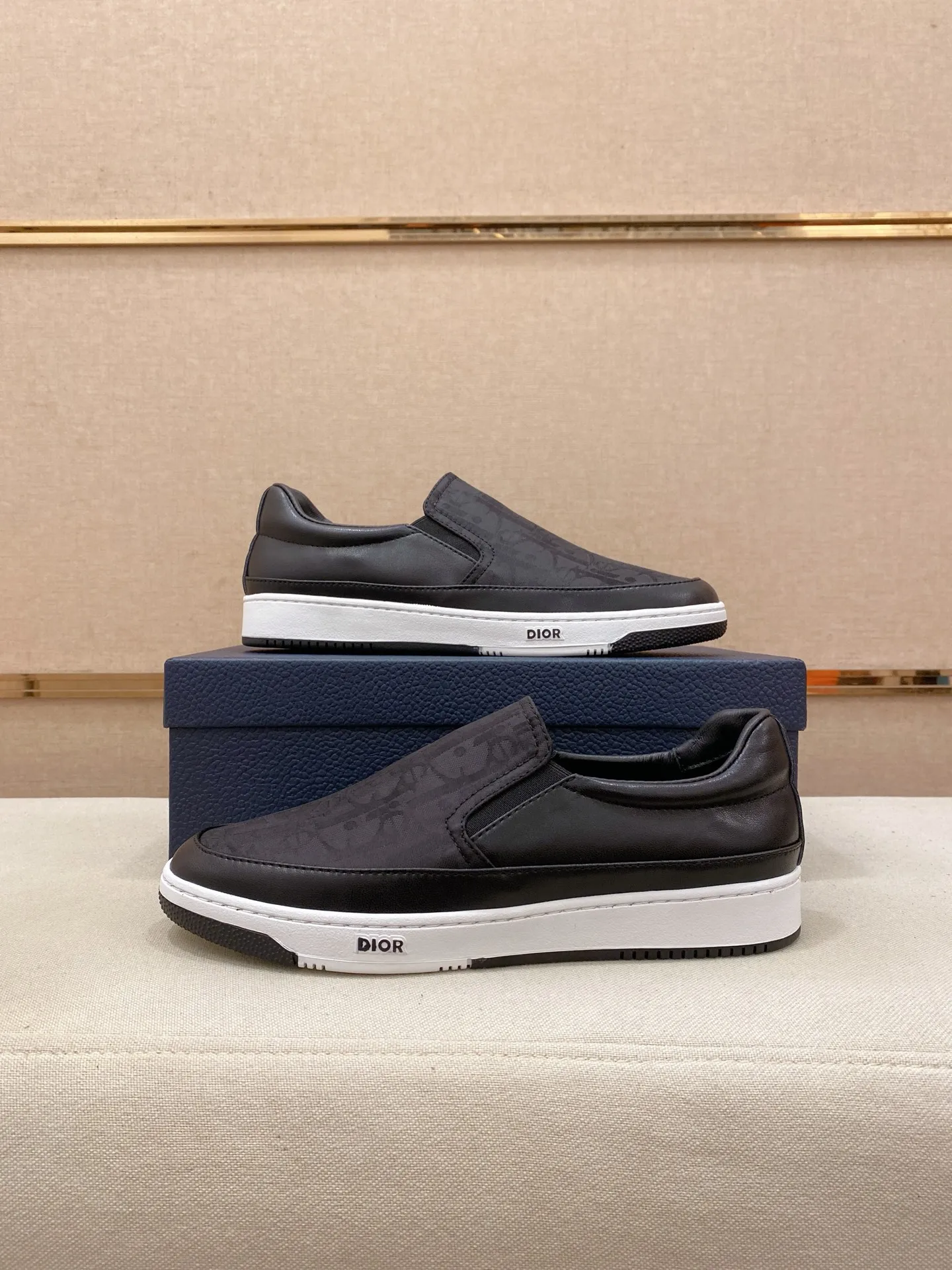 Men's shoes💰 400💰🇮🇹🇮🇹Dior d The new models are on sale at the same time at the counter. The uppers are imported from Italy, and the linings are all imported sheepskin. They are completely 1⃣️ to 1⃣️ replicas 🇮🇹💪💪, ⚠shoes Bottoms: Original soles are specially provided by the original factory. The exclusive movable molded soles are super comfortable. ⚠Original factory goods, 🔍🔍high quality. You can enter and leave the counter at will. Welcome to compare⚠. Code number:38-44